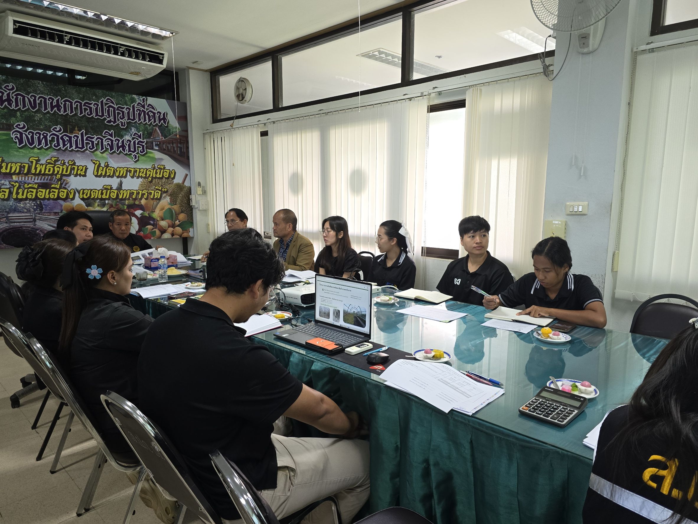 title - วันที่ 13 สิงหาคม 2569 เวลา 14.00 น. นายวิทูล ประดิษฐบุญ ปฏิรูปที่ดินจังหวัดปราจีนบุรี พร้อมด้วย ผู้อำนวยการกลุ่ม/ฝ่าย และเจ้าหน้าที่ ส.ป.ก.ปราจีนบุรี ให้การต้อนรับและเข้าร่วมประชุมพร้อมรายงานผลการดำเนินงานตามแผนงาน/โครงการ ผลการเบิกจ่ายเงินงบประมาณ ประจำปีงบประมาณ พ.ศ. 2569 และรายงานปัญหาอุปสรรค
